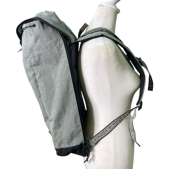 Dakine Trek 26L Backpack Gray/Black Laptop Sleeve - Picture 4 of 16